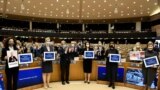 Președintele Parlamentului European, David Sassoli, și alții le aplaudă și le felicită pe reprezentantele opoziției din Belarus Veranika Țapkala și Svetlana Țihanovskaia în timpul decernării premiului Saharov