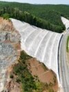 Imagine aeriană cu zona tunelului Bata, între Bârzava - Vărădia, inaugurat recent pe traseul Km 614 - Simeria, unul din marile proiecte de modernizare a căilor ferate în derulare în România. 