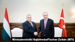 Orbán Viktor miniszterelnök (b) és Recep Tayyip Erdogan török elnök Asztanában 2023. november 2-án. A két vezető a Türk Államok Szervezetének 10. csúcstalálkozójára érkezett a kazah fővárosba