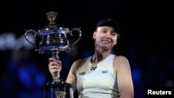 Қазақстан теннисшісі Елена Рыбакина Australian Open титулымен. 31 қаңтар 2026 жыл.