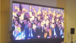 "Әділет" партиясының съезінде Amanat-пен бірігуді қолдап дауыс беріп отырған делегаттар. Астана, 14 маусым 2026 жыл.
