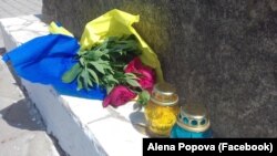 Цветы и лампадки у памятного знака жертвам депортации 1944 года в Симферополе