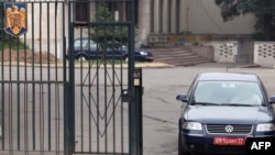 Imagine de arhivă. O mașină cu numere diplomatice ieșind din curtea ambasadei române de la Moscova.