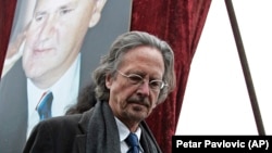 Peter Handke në funeralin e Sllobodan Millosheviqit