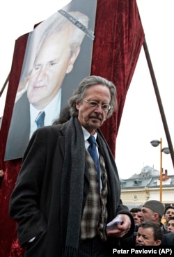 Peter Handke la funeraliile liderului sârb Slobodan Milosevic, la Pozarevac, 18 martie 2006