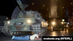 Отатурк аэропортида бир шахс танк йўлига ётиб олди