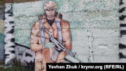 Американский солдат среди березок – граффити в Севастополе