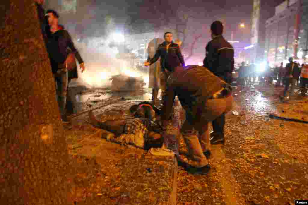 Прохожие оказывают помощь раненым при взрыве в Анкаре&nbsp;