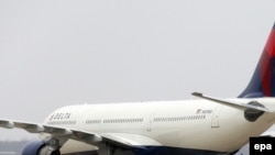 Avionul companiei Northwest Airlines Flight 253 imobilizat pe aeroport după incidentul de la 27 decembrie