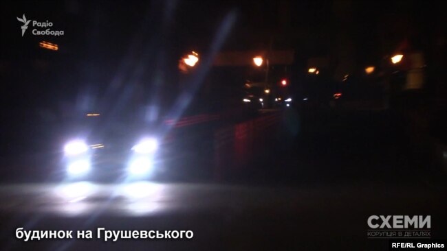 О 2:08 з території будинку майже одночасно виїхали Андрій Єрмак та Сергій Шефір