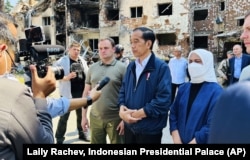 Президент Индонезии Джоко Видодо (в центре) во время посещения города Ирпеня Киевской области, сильно разрушенного во время масштабного вторжения России в Украину. Ирпень 29 июня 2022 года