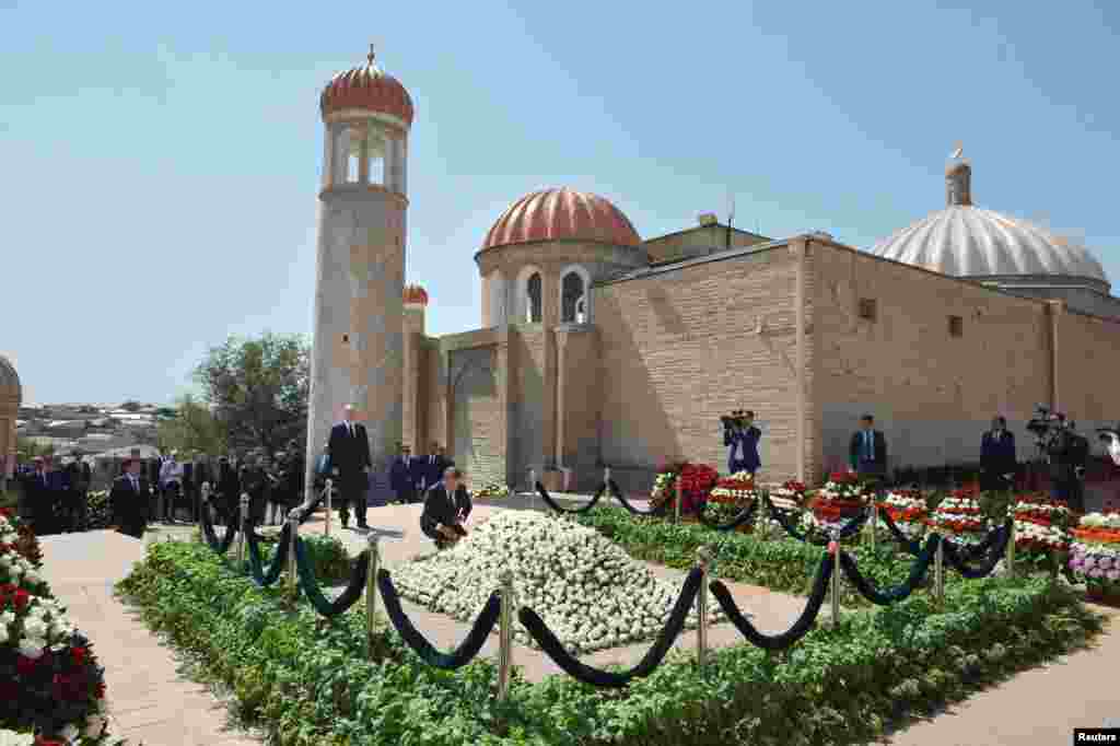 Возложение цветов к могиле Ислама Каримова