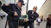 Полиция задерживает человека на Никольской улице