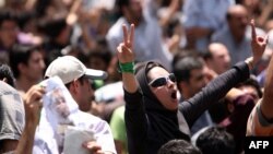 Иранская женщина, участвующая в протесте оппозиции в Тегеране в 2009 году.