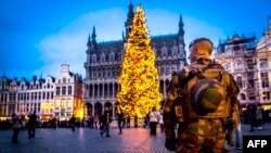 Një ushtar belg patrullon në Grand-Place të Brukselit, pak para festës së Krishltindjeve, 2016