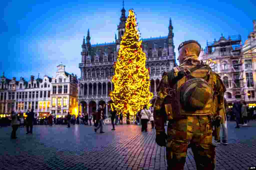 A Belgian serviceman patrols on the Grand-Place (Groote Markt) on the sidelines of the &quot;winter wonders&quot; Christmas market in Brussels. (AFP/Hatim Kaghat)