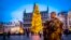 Një ushtar belg duke patrulluar një treg Krishtlindjesh në qendër të Brukselit.