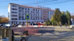 Строительный городок перед отелем «Украина» на площади Ушакова