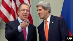 John Kerry və Sergei Lavrov 