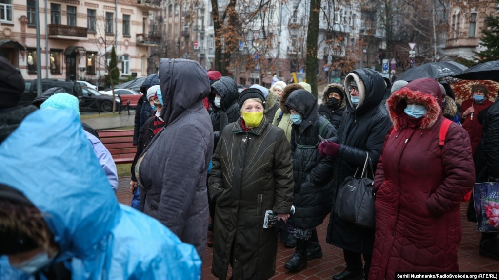 Протягом року волонтери у вільний від роботи час готують їжу і виходять на вулиці міста, щоб підтримати людей у біді.