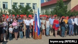 Линейка, посвященная Дню знаний в симферопольской академической (бывшей украинской) гимназии. Крым, Симферополь, 1 сентября 2017 года. Архивное фото
