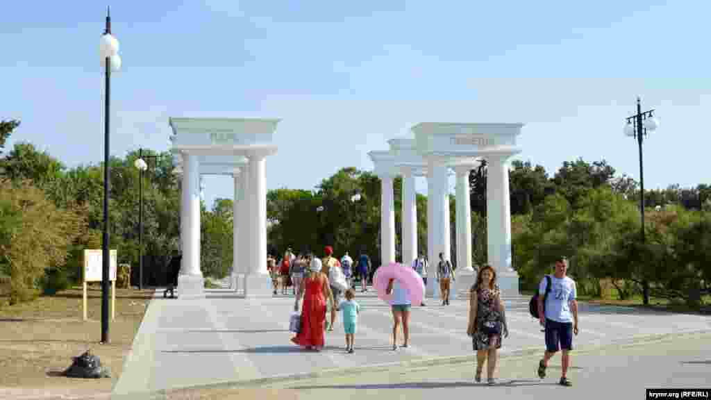 Вдень севастопольці і гості міста йдуть через парк Перемоги на пляж