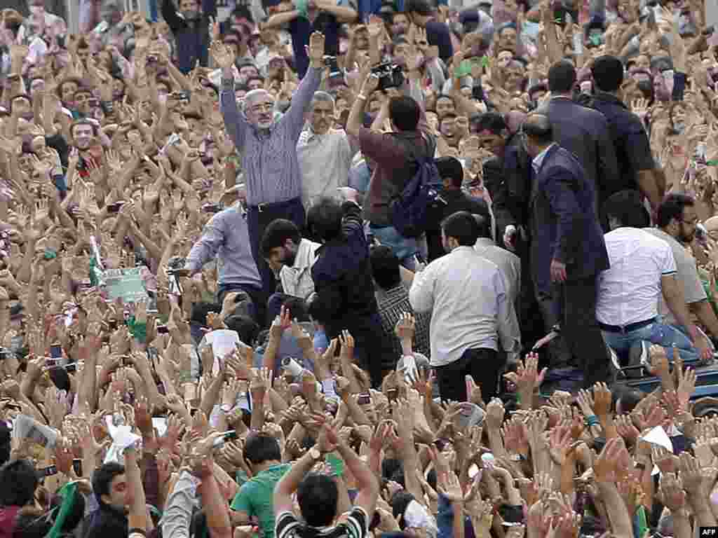  Musavi uzdignutih ruku medju demonstrantima...