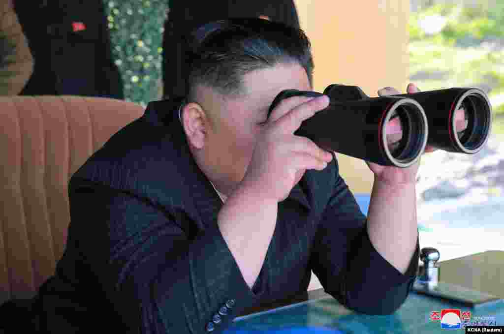 СЕВЕРНА КОРЕЈА - Властите во Јужна Кореја соопштија дека Пјонгјанг лансирал два неидентификувани проектила во морето, кај својот источен брег, објавија светските новински агенции повикувајќи се на изјавите од Генералштабот на јужнокорејската војска.