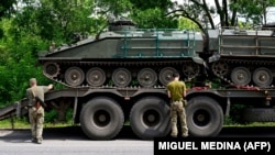 Украинские военные разгружают бронетранспортеры, иллюстрационное фото