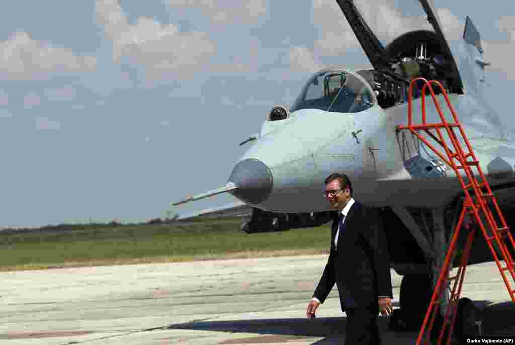На воената парада во ноември Армијата на Србија ќе има осум ловци Миг-29, изјави српскиот претседател Александар Вучиќ за време на денешното примопредавање на два авиони од истиот тип од Русија, пренесува БЕТА.