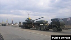 Російські війська переправляють захоплені українські танки на північ Криму