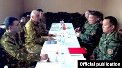 A meeting of border-security representatives from Kyrgyzstan and Tajikistan at the Kyrgyz-Tajik border on December 19, 2019.