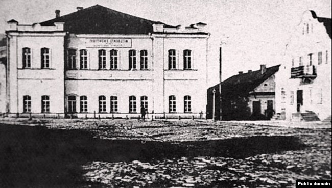 Seminario degli insegnanti di Nesviska (a sinistra).  Foto della fine del XIX o dell'inizio del XX secolo.  Non è sopravvissuto.  L'edificio sulla destra, ora noto come Market House, sopravvive