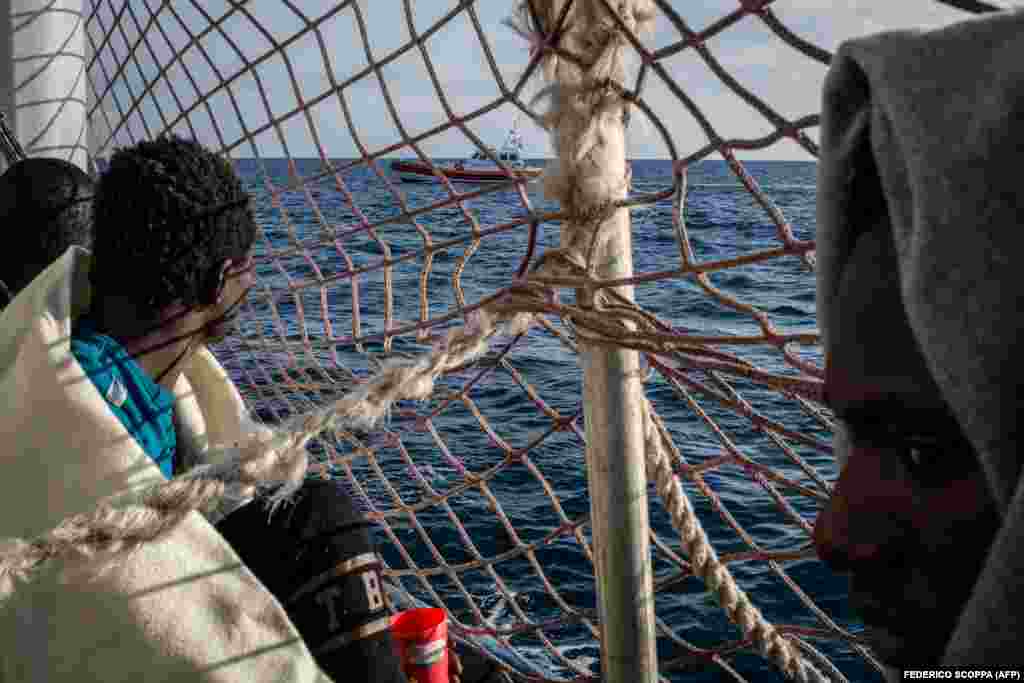 МАРОКО - Во несреќа на Средоземно море седум африкански мигранти се удавиле, додека 70 други биле спасени откако нивниот чамец потонал во обид да стигнат од Мароко во Шпанија. Спасените биле вратени во Мароко.