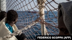 Spašene izbeglice i migranti na jednom od brodova u Sredozemnom moru