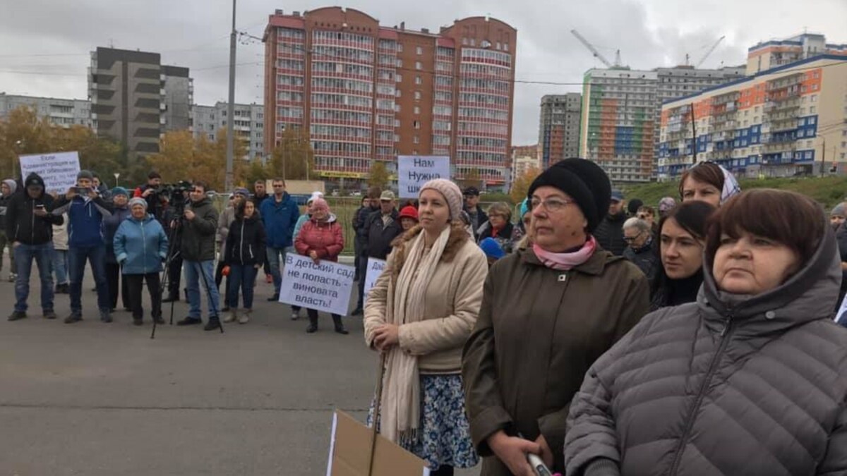 В Красноярске жители микрорайона Солнечный на митинге добивались