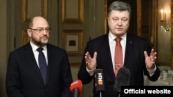 Президент України Петро Порошенко (праворуч) і президент Європарламенту Мартіном Шульц на Мюнхенській конференції з питань безпеки, 13 лютого 2015 року