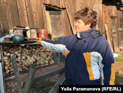 Инна Филиппова у своего сарая