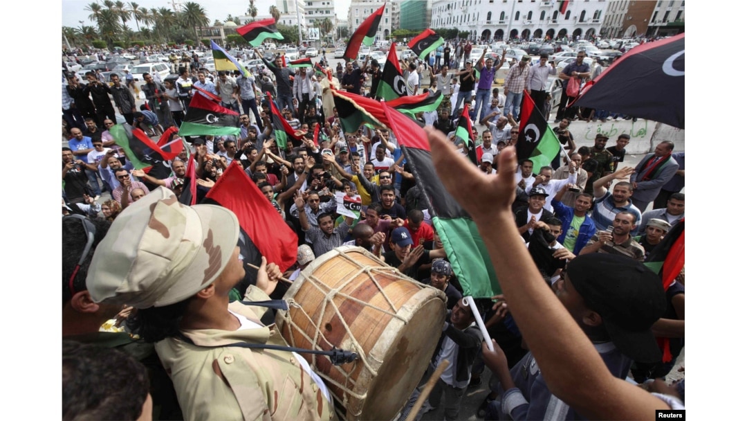 Іш киім мен шұлық киген қыздар жалаңаш Эротика фестивалі