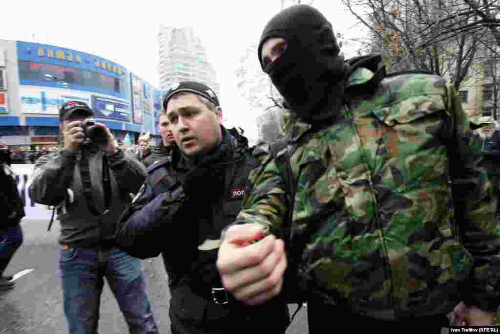 "Русский марш" на северо-западе Москвы. В ходе акции были задержаны около десяти человек, в том числе двое молодых людей за неподчинение требованиям полиции