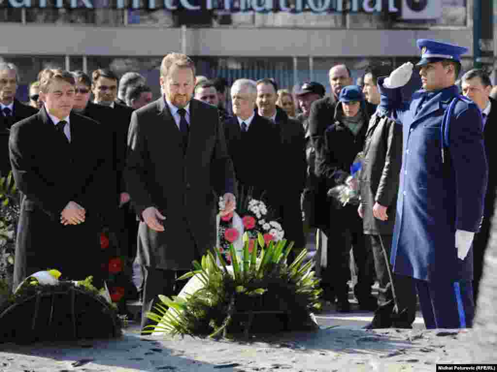Polaganje cvijeća na Spomen obilježje ubijenoj djeci opkoljenog Sarajeva, 01. mart 2012. 