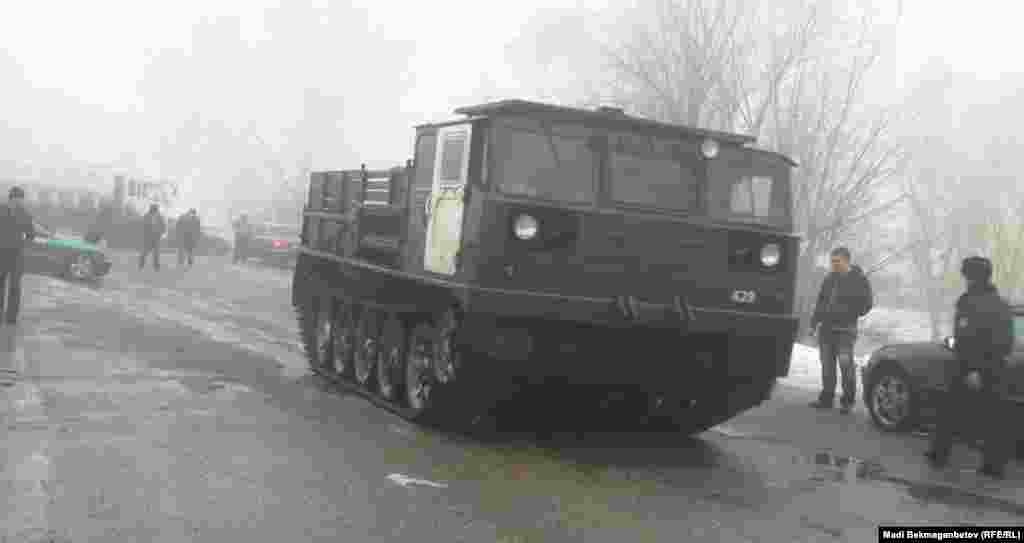 29 января под Алматы потерпел крушение пассажирский самолет &laquo;Challenger 200&raquo; авиакомпании &laquo;SCAT&raquo;, выполнявший рейс Алматы - Кокшетау. На борту судна находился 21 человек: пять членов экипажа и 16 пассажиров. Никто не выжил. На фото: спецтехника направляется к месту крушения самолета &laquo;Challenger 200&raquo;.&nbsp; Алматинская область, 29 января 2013 года. 