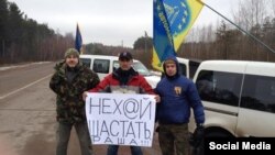 Учасники блокади російських вантажівок у Житомирській області, фото 13 лютого 2016 року