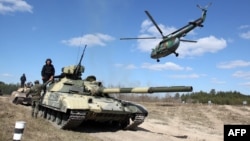 Exerciţii ale forţelor armate ucrainene în regiunea Chernihiv, 2 aprilie 2014