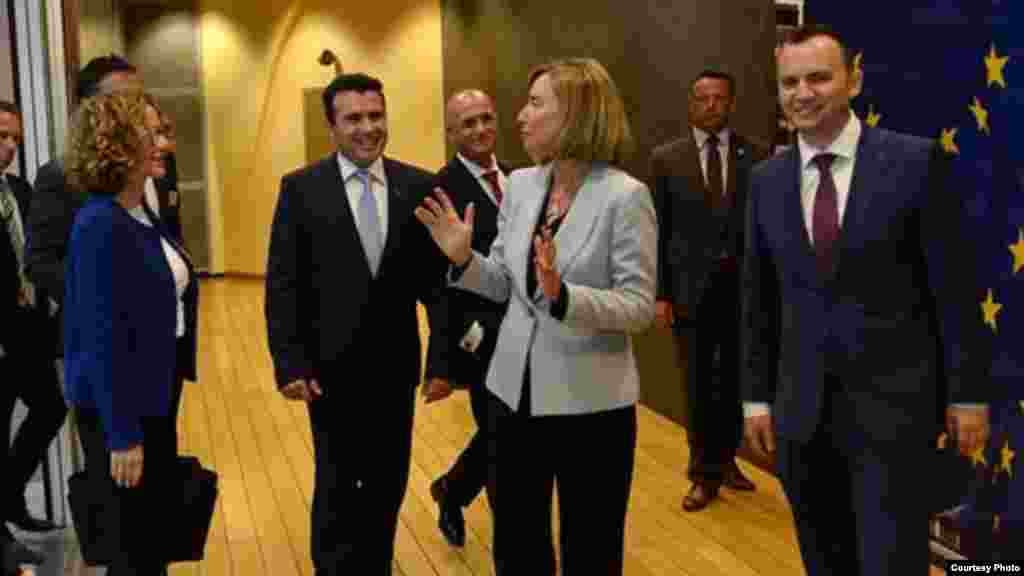 БЕЛГИЈА - Ден пред клучниот состанок на министрите за надворешни работи на земјите-членки на ЕУ, на кој треба да се разгледува препораката за почеток на преговорите со Македонија, шефицата на европска дипломатија и безбедност, Федерика Могерини, уште еднаш ги повика земјите членки да го наградат напредокот на Македонија.