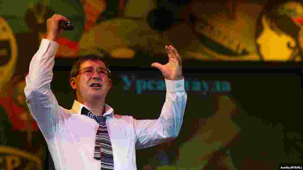 Салават "Урсал тау" җырында тамашачыларны да куллары белән ишарәләп бергә җырлата