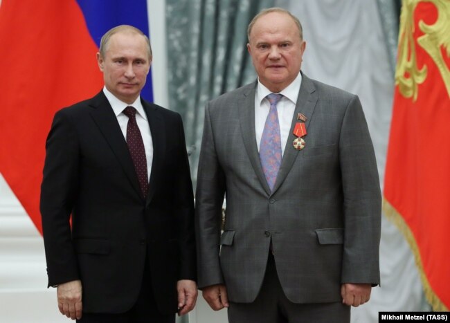 Президент Росії Володимир Путін (ліворуч) і лідер Комуністичної партії Росії Геннадій Зюганов, якого Путін нагородив орденом Олександра Невського. Москва, 31 липня 2014 року