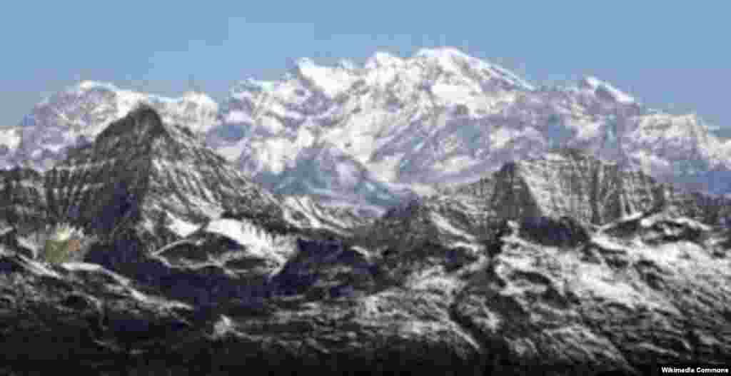 МАКЕДОНИЈА - Македонскиот планинар Георги Петков од Гевгелија починал од срцев удар на Хималиаите во обид да го освои највисокиот врв Монт Еверест. Веста за смртта на 63-годишниот македонскиот алпинист ја потврдил менаџерот на базниот логор Ками Нуру Шерпа.