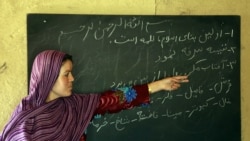 آرشیف: افغانستان ــ یک معلم سوادآموزی افغان، در جریان یک صنف، کلمات را برای دانش‌آموزان تلفظ می‌کند. بامیان سال ۲۰۱۴ میلادی