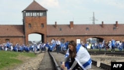 یهودیان جوان در مراسم بزرگداشت قربانیان هولوکاست در بازداشتگاه آشویتس در لهستان